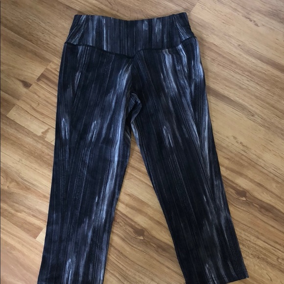 Women’s Cropped Nike Legging - Picture 3 of 5